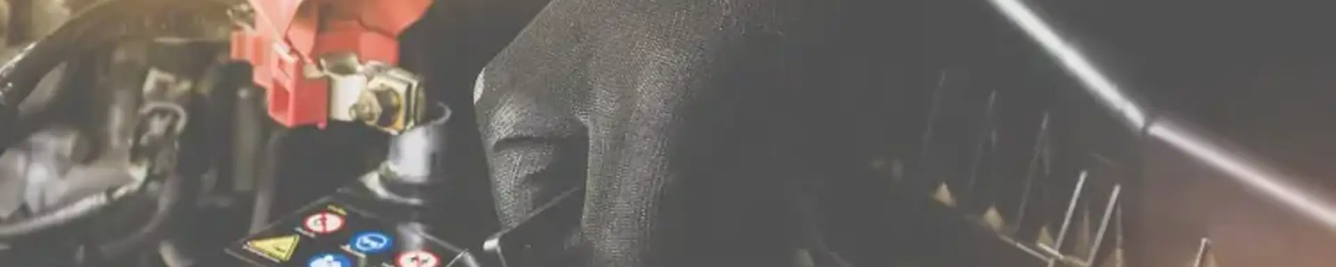 Was kostet der Batteriewechsel am Auto? Die Grafik zeigt den Wechsel einer Autobatterie in der Werkstatt, der nicht viel kosten muss.