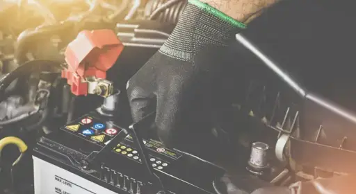 Was kostet der Batteriewechsel am Auto? Die Grafik zeigt den Wechsel einer Autobatterie in der Werkstatt, der nicht viel kosten muss.