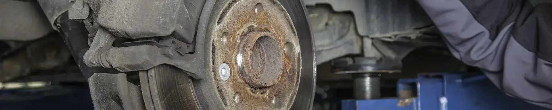 Bei Verschleiß an Bremsbelägen, die Kosten für das Wechseln annehmen Die Grafik zeigt die Abnutzung einer Bremsanlage als Zeichen, Kosten für das Wechseln von Bremsbelägen in Kauf zu nehmen.