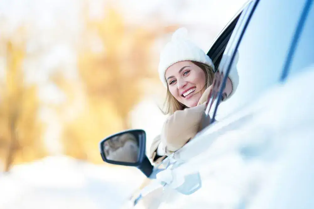 Eine Frau kommt dank Wintercheck gut und sicher durch die kalte Jahreszeit