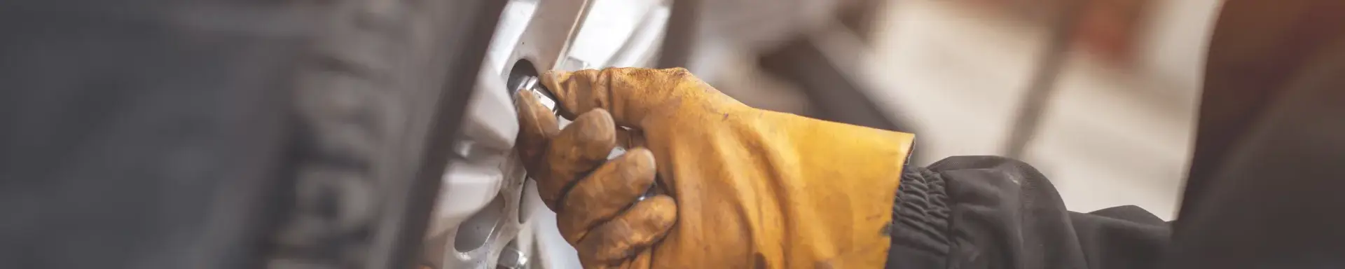 Reifenwechsel Kosten Das Bild zeigt einen Reifen, der in der Werkstatt gegen einen Kostenaufwand gewechselt wird.