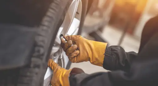 Reifenwechsel Kosten Das Bild zeigt einen Reifen, der in der Werkstatt gegen einen Kostenaufwand gewechselt wird.