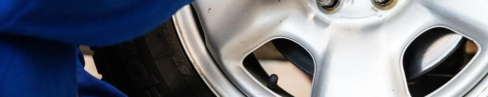 Reifenwechsel ohne Termin Das Bild zeigt einen Reifen, der ohne Termin in der Werkstatt gewechselt wird.