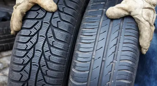 Unterschied-von-Sommer-und-Winterreifen.webp Reifen werden bei verschiedenen Wetterbedingungen gezeigt, um den Unterschied zwischen Sommer- und Winterreifen klarzumachen.