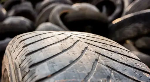 Wie kann ich das Alter der Reifen meines Fahrzeugs bestimmen? Das Bild zeigt alte Reifen, welcher aufgrund ihrer Abnutzung ausgetauscht wurden.