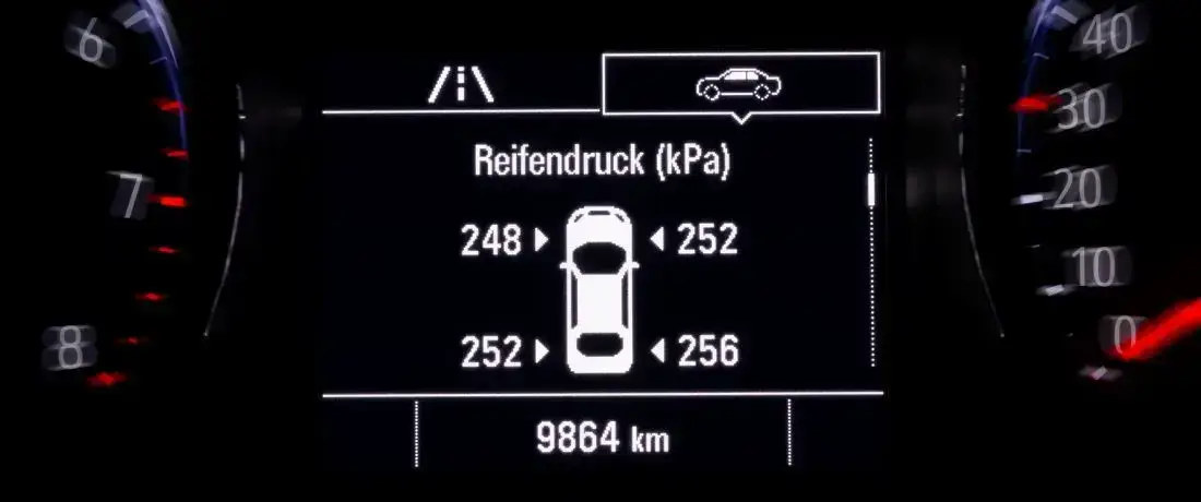 Ein Reifendruckkontrollsystem zeigt im Auto die verschiedenen Werte an.
