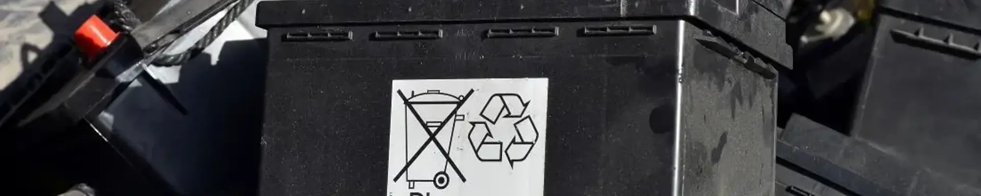 Autobatterien entsorgen: Wo kommen alte, defekte und leere Batterien hin? Ein Schild auf einer alten Autobatterie klärt über das richtige Entsorgen auf.