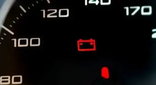 Was tun, wenn die Autobatterie leer ist? Die Grafik zeigt eine Warnleuchte mit einer leeren Autobatterie.