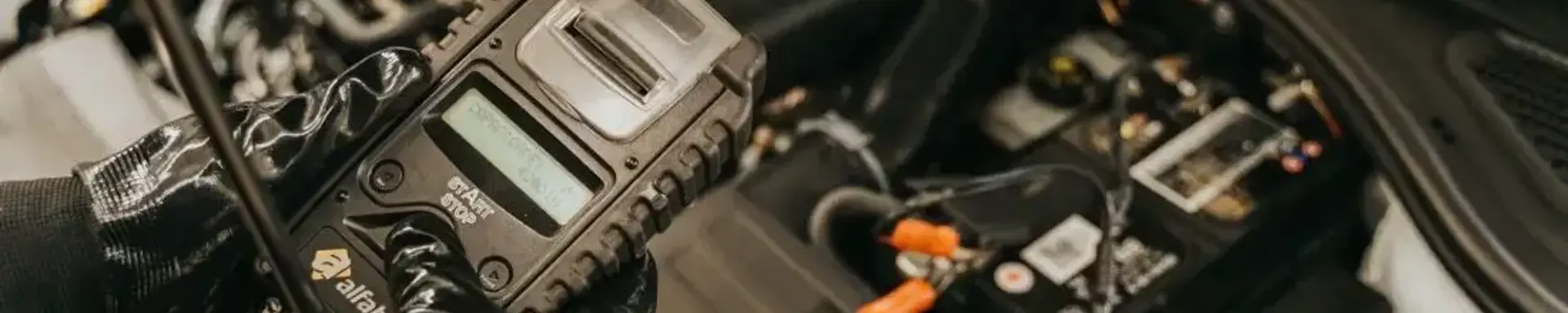 Testen und Messen der Kapazität einer Autobatterie Beim Testen einer Autobatterie mit einem Multimeter wird die Kapazität angezeigt.