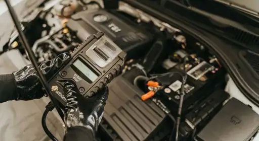 Testen und Messen der Kapazität einer Autobatterie Beim Testen einer Autobatterie mit einem Multimeter wird die Kapazität angezeigt.