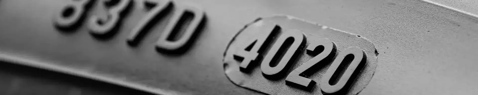 Wie lässt sich anhand der DOT-Nummer das Alter von Reifen erkennen? Die Grafik zeigt eine DOT-Nummer auf einem Reifen in Nahaufnahme.