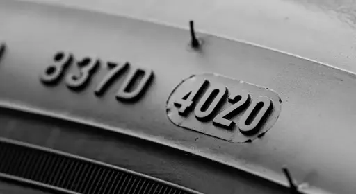 Wie lässt sich anhand der DOT-Nummer das Alter von Reifen erkennen? Die Grafik zeigt eine DOT-Nummer auf einem Reifen in Nahaufnahme.