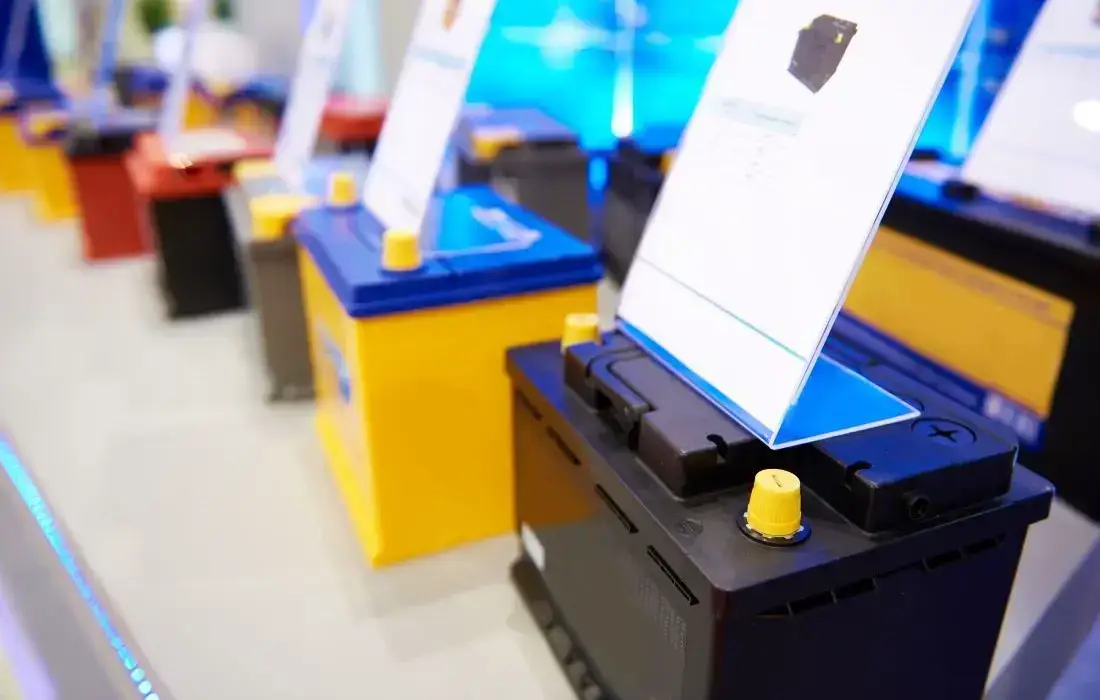 Die Grafik zeigt verschiedene Autobatterien in einem Geschäft.