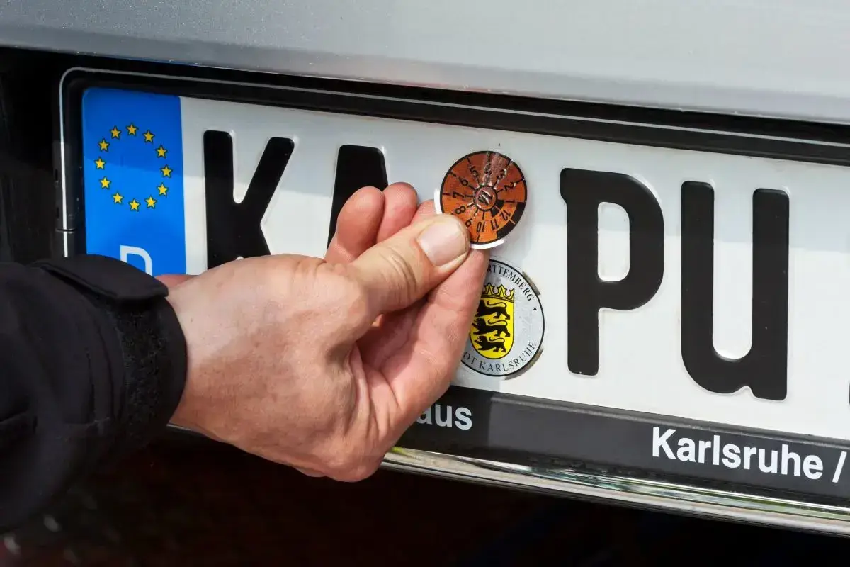 Um bei der Hauptuntersuchung am Auto die Frist zu finden, kann man die Prüfplakette auf dem hinteren Kennzeichen ablesen.