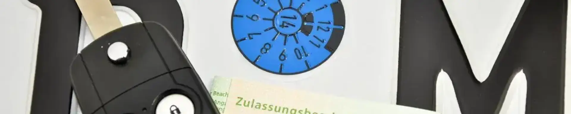 Was ist HU und AU? Die Grafik zeigt eine Prüfplakette, einen Autoschlüssel und einen Fahrzeugschein.