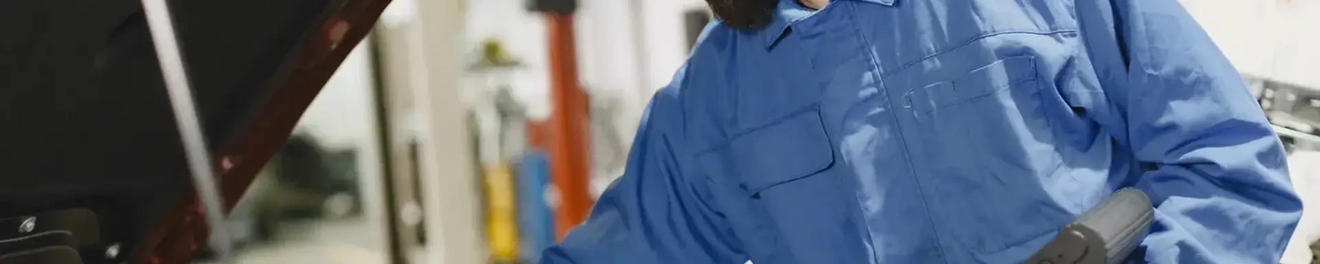 Was wird alles bei einer Inspektion am Auto gemacht? Ein Kfz-Mechaniker erledigt alles, was in der Regel bei einer Inspektion am Auto gemacht wird.