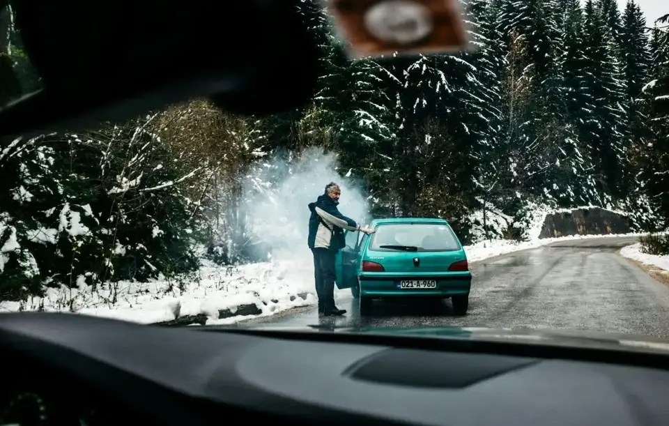 Welche Folgen hat es, wenn ich den Ölstand nicht prüfe? Die Grafik zeigt einen Mann vor einem rauchenden Motor, der kaputt ist, weil der Ölstand nicht geprüft wurde.