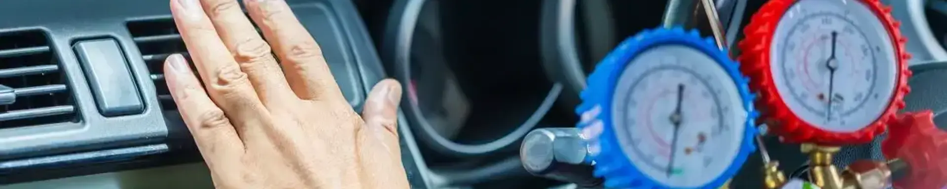 Die Klimaanlage im Auto kühlt nicht: Was können die Ursachen sein? Ein Autofahrer prüft, ob die Klimaanlage im Auto defekt ist.