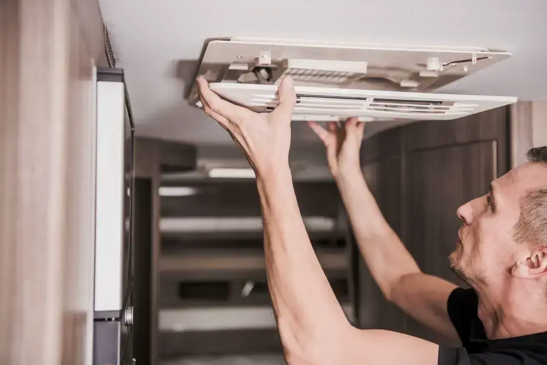 Eine Klimaanlage, die in einem Camper nachgerüstet wird.