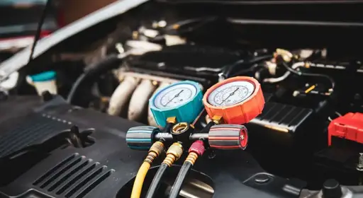 Klimaanlage Kältemittel Kältemittel wird nachgefüllt in der Klimaanlage im Auto