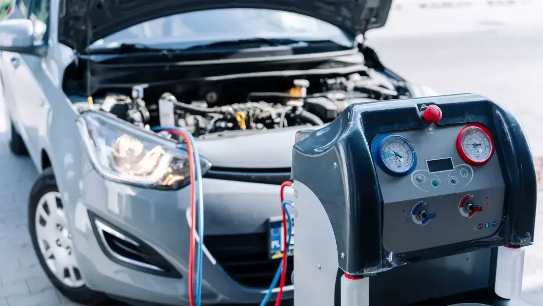 Die Grafik symbolisiert eine kaputte Klimaanlage beim Auto, die zu spät befüllt wurde.