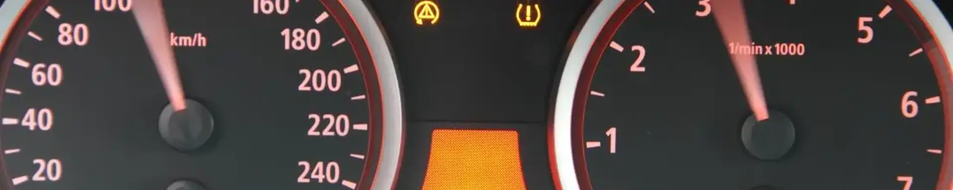 Welche Bedeutung haben die wichtigsten Kontrollleuchten im Auto? Ein Bild zeigt die Anzeige eines Auto-Armaturenbretts mit verschiedenen Kontrollleuchten.