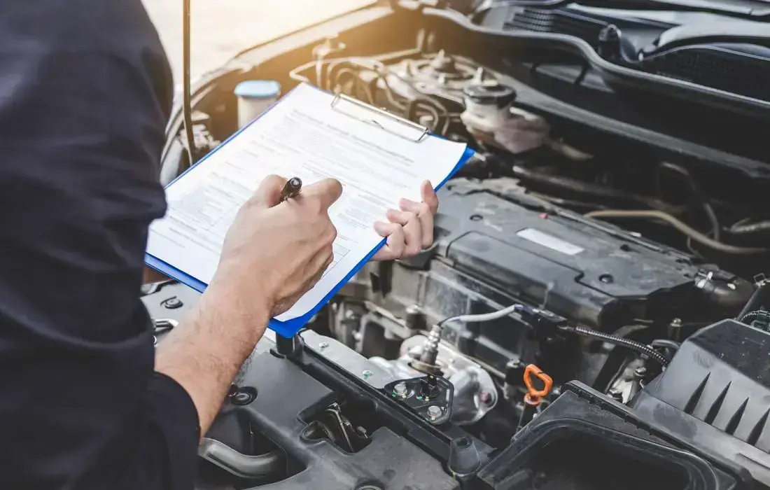 Eine Autobatterie wird in der Werkstatt gesichtet, um die Kosten festzustellen.