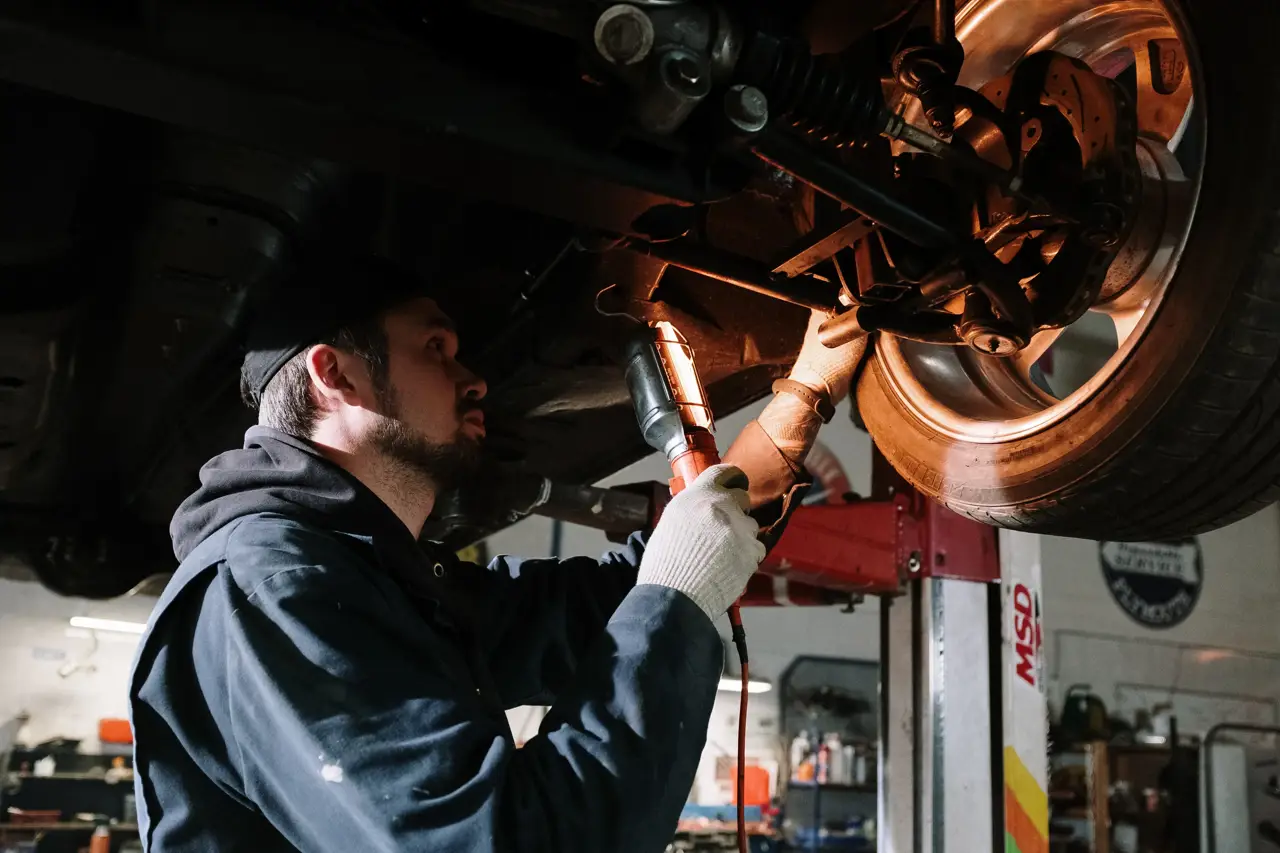 Mechaniker führt Inspektion durch, die anders als die HU, keine Pflicht ist.