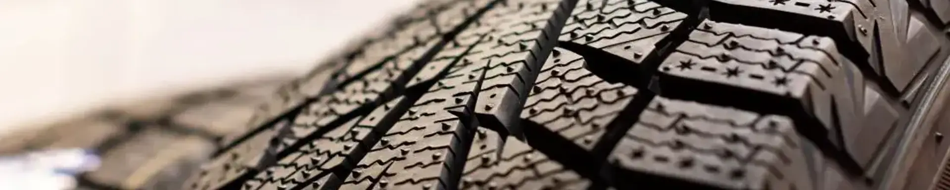 profiltiefe-reifen.webp Ein Reifen mit Mindestprofiltiefe sorgt für Sicherheit beim Autofahren.