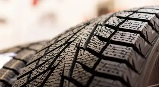 profiltiefe-reifen.webp Ein Reifen mit Mindestprofiltiefe sorgt für Sicherheit beim Autofahren.