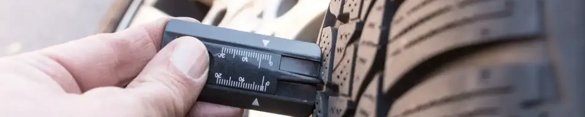 Profiltiefe bei Sommerreifen – Wie viel ist noch ok? Die Profiltiefe der Sommerreifen wird mit einem Profiltiefenmesser gemessen.