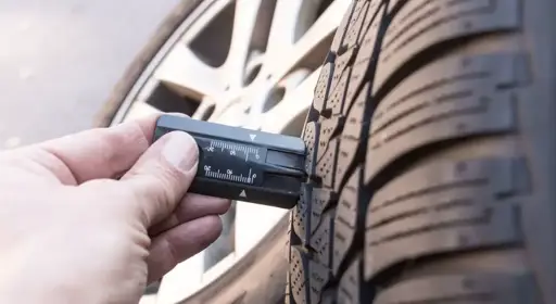 Profiltiefe bei Sommerreifen – Wie viel ist noch ok? Die Profiltiefe der Sommerreifen wird mit einem Profiltiefenmesser gemessen.