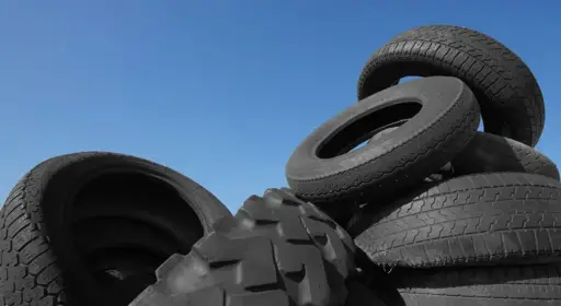 reifen-entsorgen.webp Auf einem Wertstoffhof wurden viele Reifen zur Verwertung entsorgt.