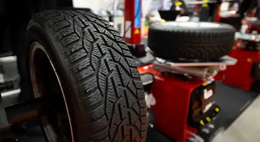 Reifen wuchten Reifen auswuchten mit der Radauswuchtmaschine