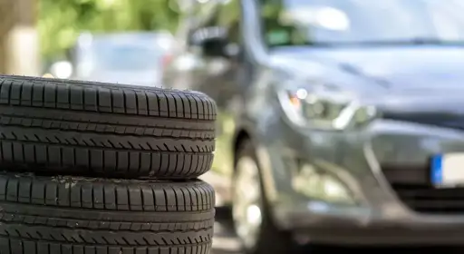Ab wann Sommerreifen drauf: Anleitung Die Grafik zeigt eine Person beim Reifenwechsel.