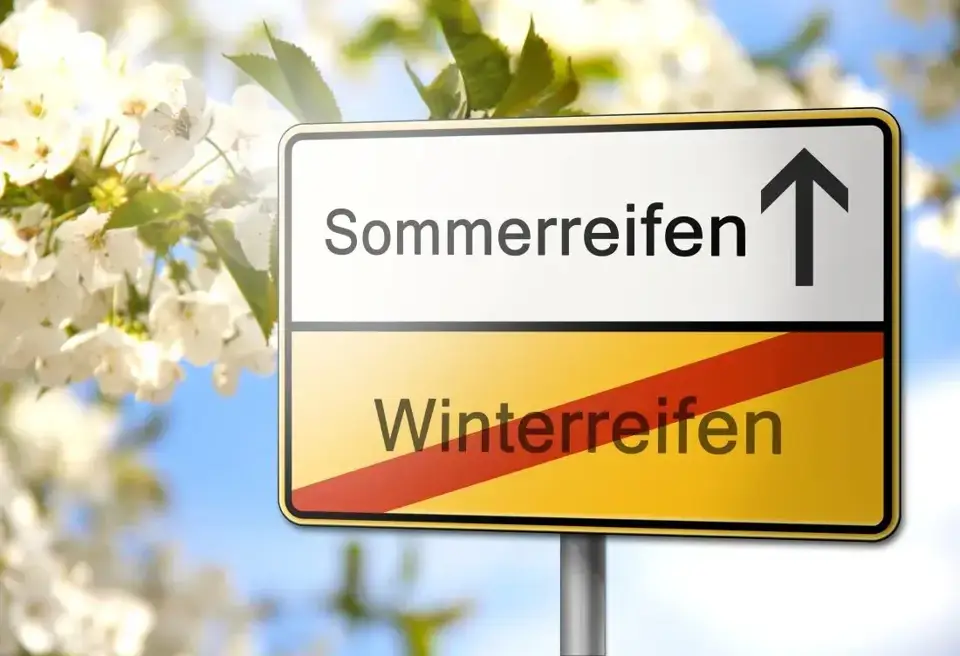 Ein Straßenschild mit Sommerreifen / Winterreifen symbolisiert die Frage, ab wann Sommerreifen Pflicht sind.