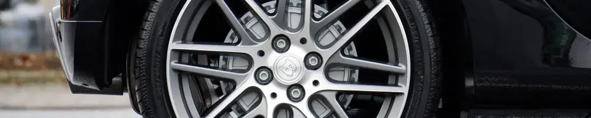 Spur zu fairen Kosten professionell einstellen lassen  Ein Auto, dessen Spureinstellung in der Werkstatt durch ein spezielles Messsystem überprüft wurde.