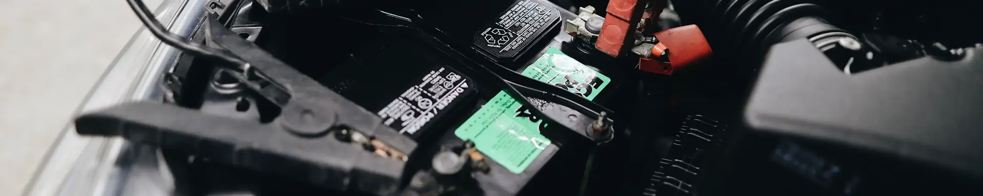 Autobatterie tiefentladen: was tun? Die Grafik zeigt den Versuch, eine tiefentladene Autobatterie in einem Fahrzeug zu laden.