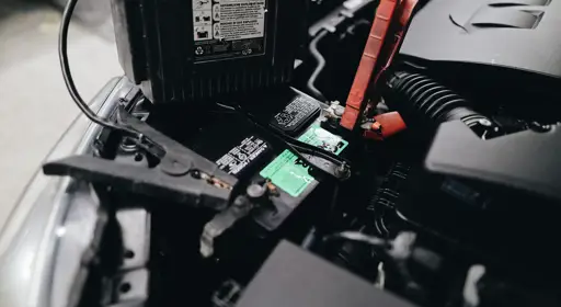 Autobatterie tiefentladen: was tun? Die Grafik zeigt den Versuch, eine tiefentladene Autobatterie in einem Fahrzeug zu laden.