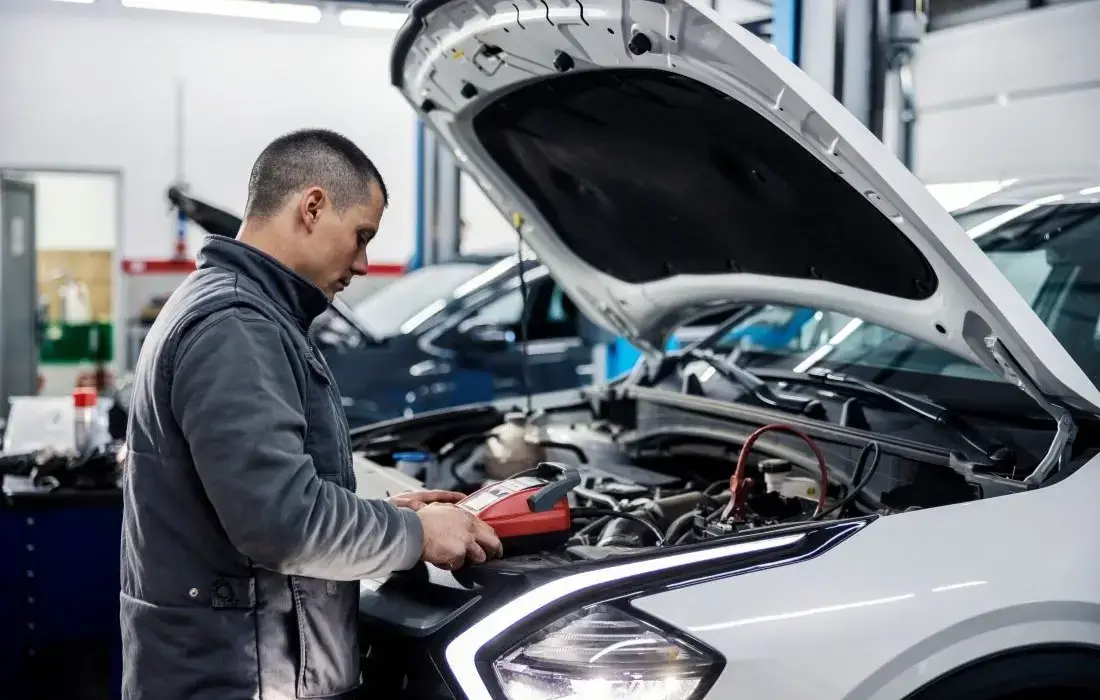 Die Grafik zeigt einen Mann, der eine tiefentladene Autobatterie wiederbeleben will.