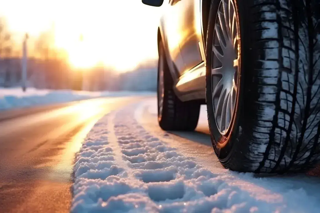Ein Auto fährt mit Ganzjahresreifen, die im Unterschied zu Sommer- und Winterreifen für jede Jahreszeit geeignet sind.