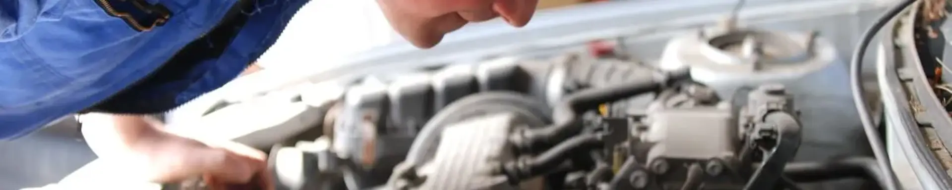 Wann muss mein Auto zur Inspektion? Eine Meldung im Cockpit des Autos zeigt das Wartungsintervall und die nächste Inspektion an.