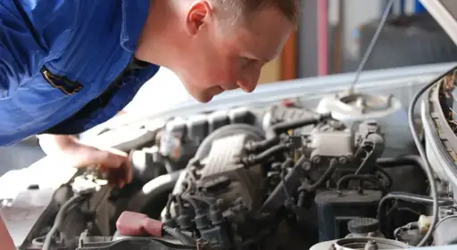 Wann muss mein Auto zur Inspektion? Eine Meldung im Cockpit des Autos zeigt das Wartungsintervall und die nächste Inspektion an.