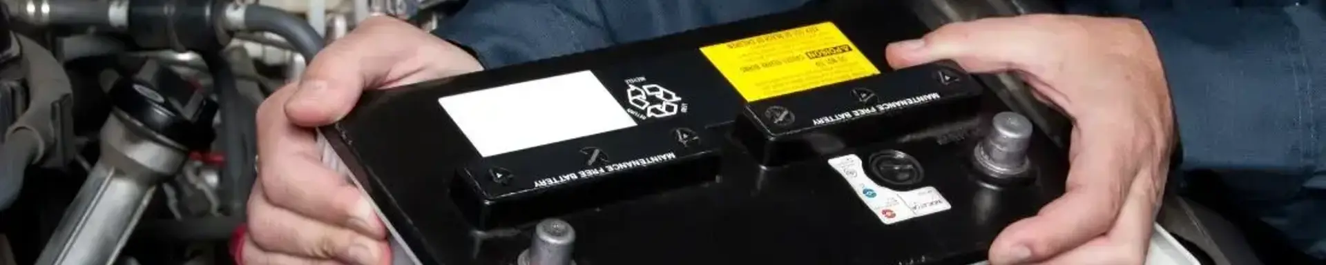 Welche Batterie ist die richtige für mein Auto? Die Grafik zeigt einen Mann, der eine alte Autobatterie entfernt und sich fragt, welche Autobatterie sich für sein Auto eignet.