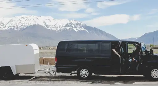 winterreifenpflicht-anhaenger.webp Ein Anhänger sollte auch ohne Pflicht Winterreifen aufziehen sobald es Winter wird.