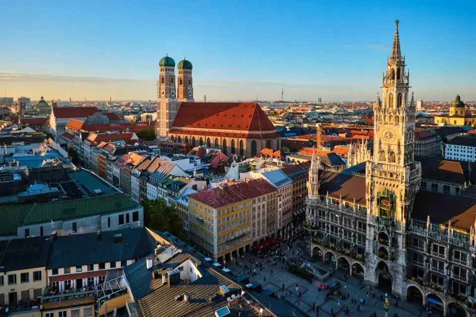 In dem Verkehr rund um die Frauenkirche in München sind Fahrzeuge, die eventuell in die Werkstatt für eine Inspektion müssen.