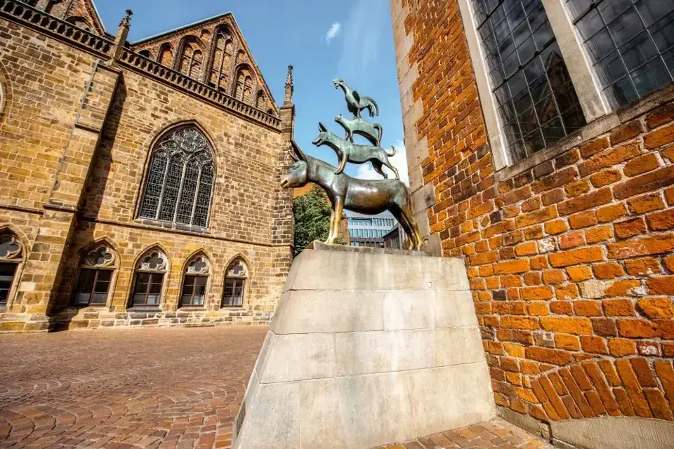 Man sieht die Bremer Stadtmusikanten, ein Wahrzeichen Berlins, eine Stadt, wo es auch Werkstätten gibt.