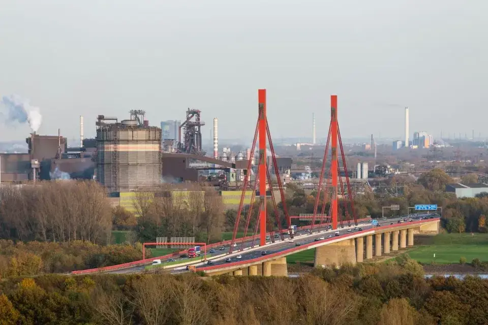 Eine befahrene Brücke im Industriegebiet von Duisburg, wo es auch Werkstätten gibt. 