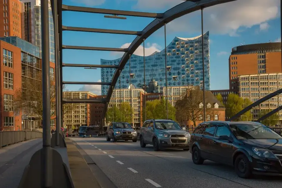 Man sieht eine befahrene Straße in Hamburg, wo es auch Werkstätten gibt. 