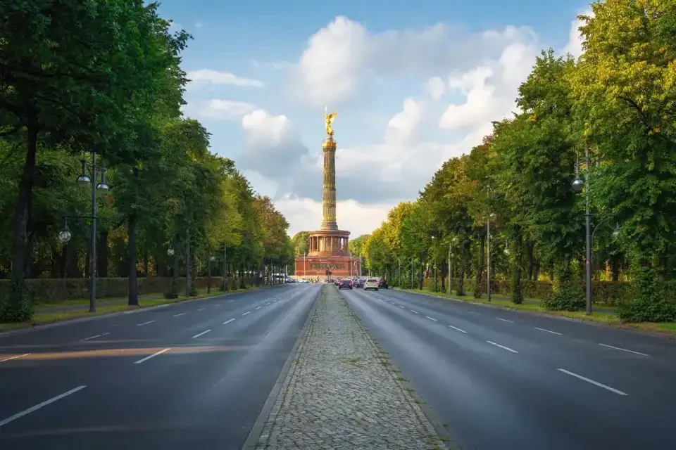 Durch hohes Verkehrsaufkommen wie um die Siegessäule werden auch viele Werkstätten in Berlin benötigt.